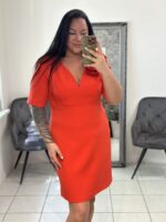 Didesnio dydžio koralinė proginė suknelė su dekoratyvinėmis rožėmis - Image 3