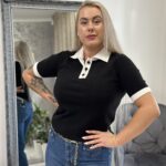 Juoda megzta palaidinė su polo tipo baltu kalnierium