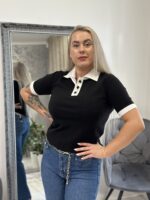Juoda megzta palaidinė su polo tipo baltu kalnierium